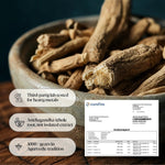 Person i ett kök med Ancient Therapy Ashwagandha som del av en daglig rutin