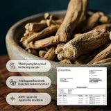 Person i ett kök med Ancient Therapy Ashwagandha som del av en daglig rutin