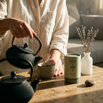 Ancient Therapy Ashwagandha-burk på ett träbord under en lugn te-ritual