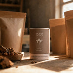 Ancient Therapy Chaga-burk bredvid jutpåsar med svamppulver i verkstadsljus