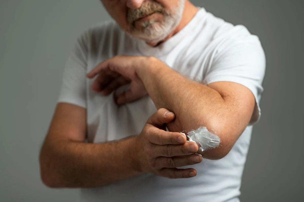 Homem a aplicar Ancient Therapy Muscle & Joint Cream no ombro – alívio muscular vegetal